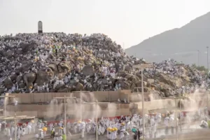 gambar bebatuan dan jamaah haji foto cara wukuf di arafah